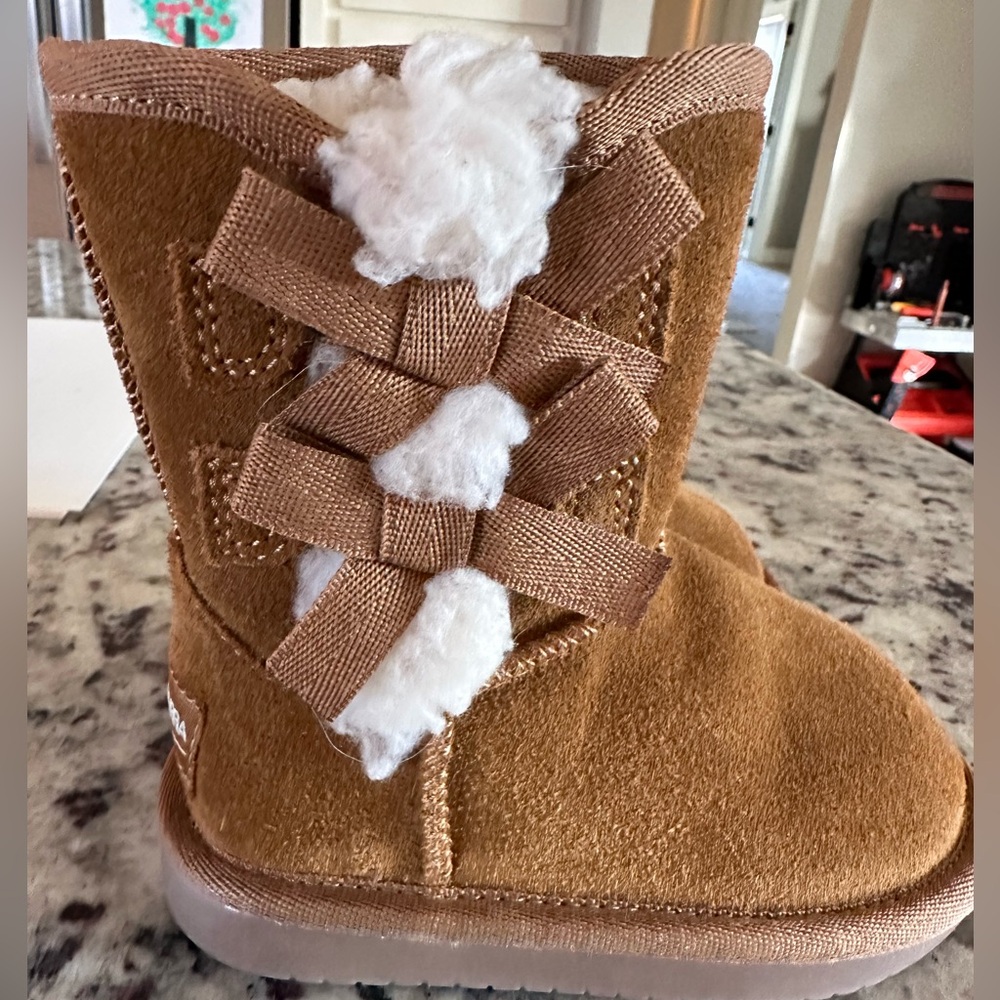 Koolburra by Ugg size 6 boots with bows! Super cute and warm. Gently worn.